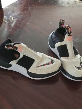 Nike Slip-On Sneakers in Cream, Black & Floral Accents (Size 8 Women's)